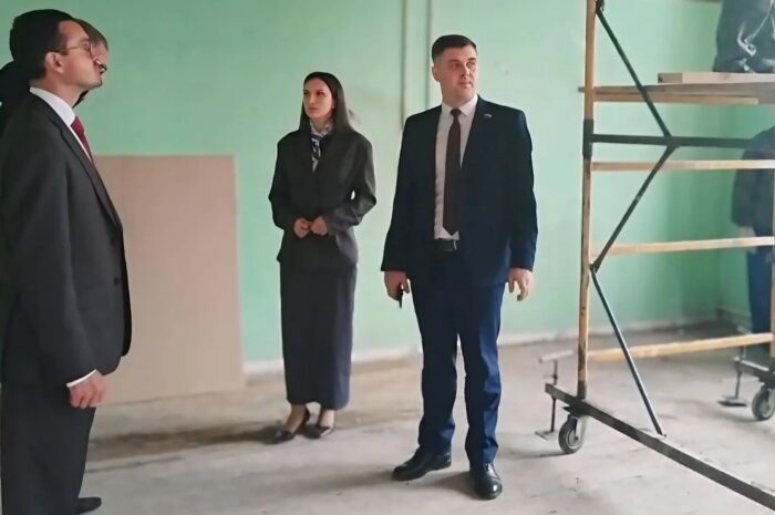 Партийный десант проверил ход ремонта круглосуточного стационара в Кувандыке