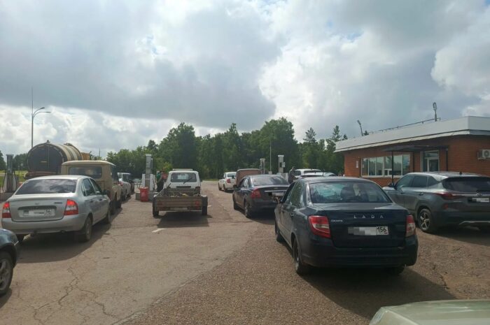 Топливный ажиотаж: на единственной работающей заправке в Александровке собралась очередь